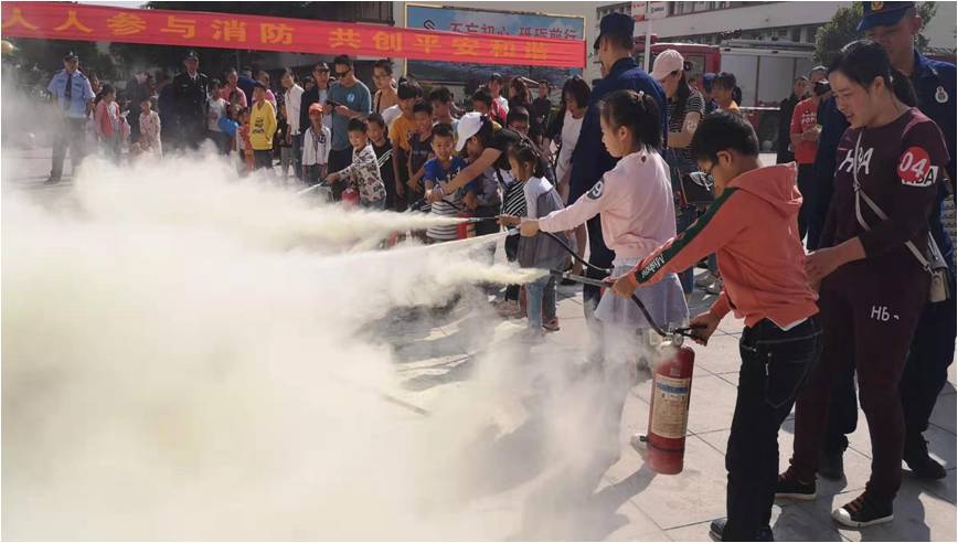 共闯“消防大关”  体验“火场救险”