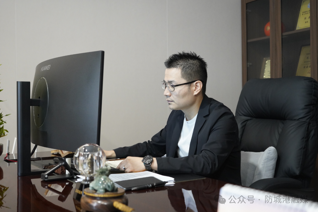 陈苏在办公室办公.png 陈苏在办公室办公.png